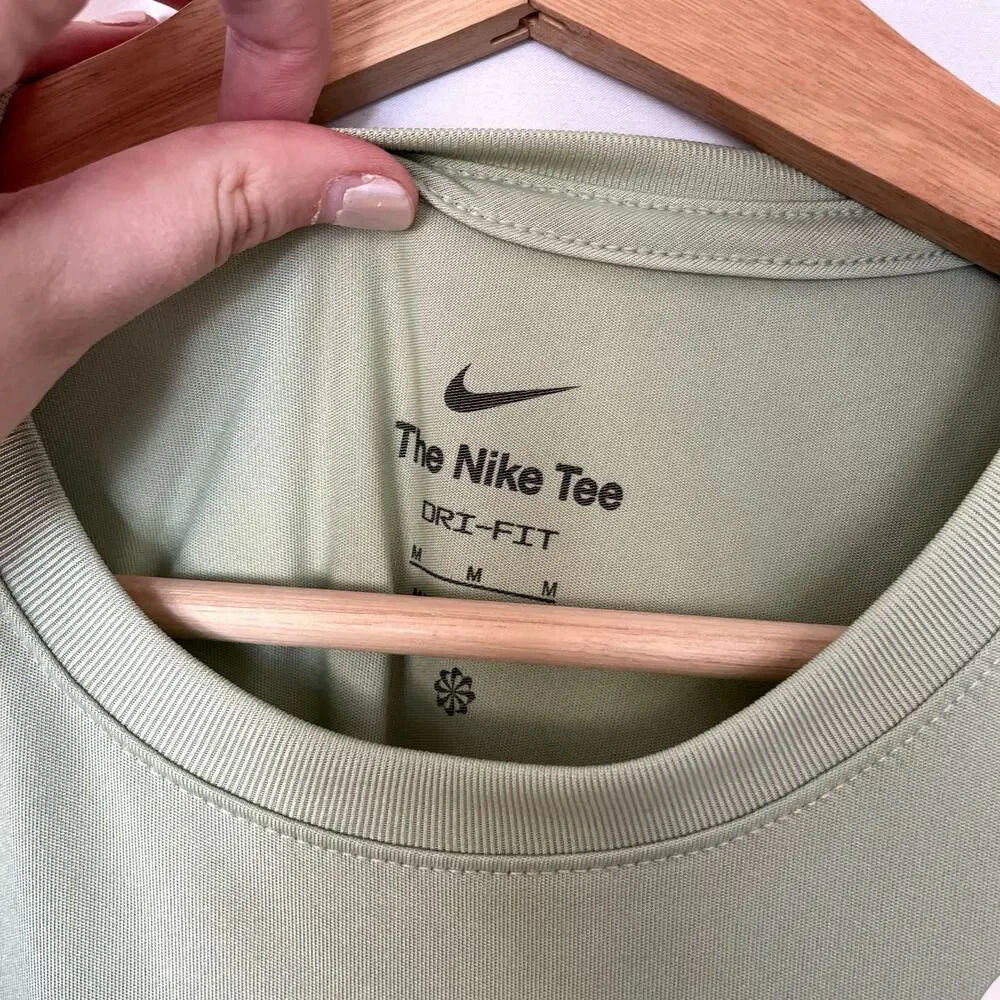 The Nike Tee dri-fit green short sleeved shirt men's size medium athletic top
